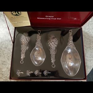 Arthur Court Grape Measuring Cup Set and hangers
